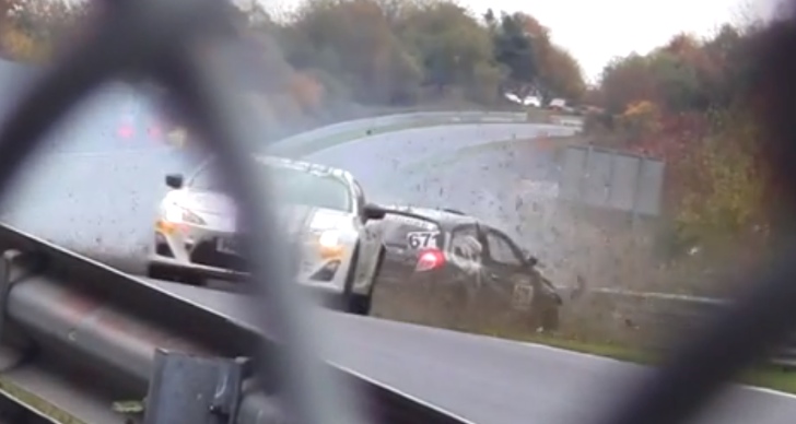 Toyota and Clio crash at VLN 10