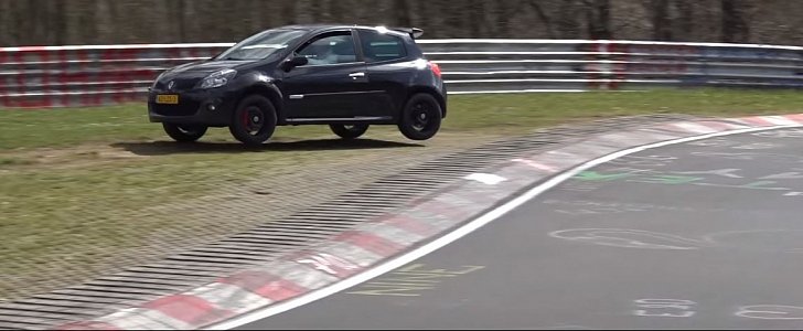 Renault Clio RS flies in Adenauer Forst