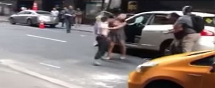 Brawl breaks out in NYC between female cabbie and couple driving Nissan SUV