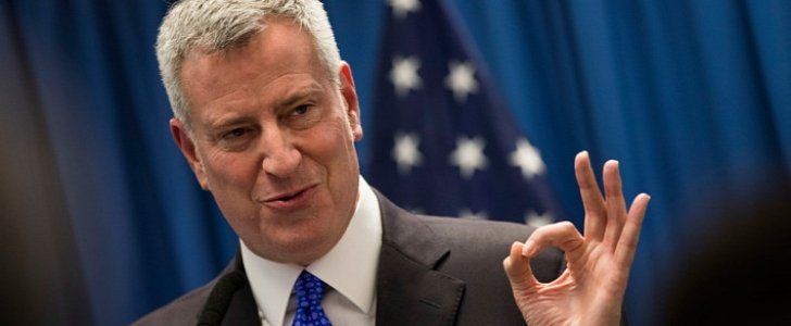 NYC mayor Bill de Blasio has security detail pull over woman for texting and driving
