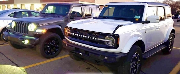 2021 Ford Bronco spotted next to Jeep Wrangler 4xe