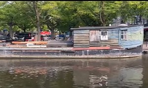 Old Houseboat in Amsterdam to Be Moved After More Than One Hundred Years