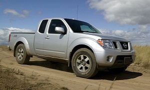 Old Nissan Frontier Soldiers On for 2017, At Least It’s Cheap