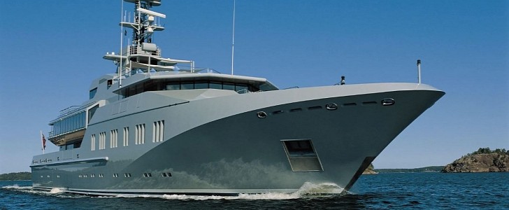 Skat was delivered by Lurssen in 2002, to software architect Charles Simonyi 