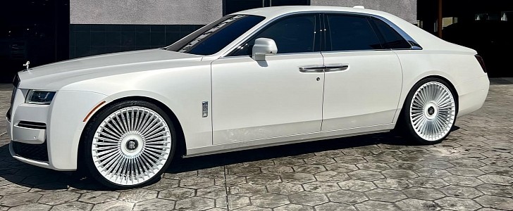 One-of-One Rolls-Royce Ghost Is All Satin White on 24s, but Also a Lot of  Crimson - autoevolution
