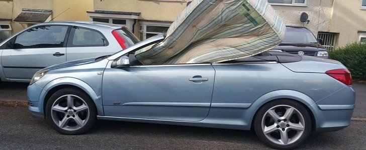Opel Astra convertible transporting an unsecured piece of furniture, pulled over by the cops