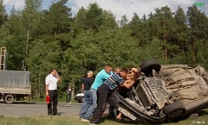 Opel Astra Gets Destroyed in Highway Accident in Russia