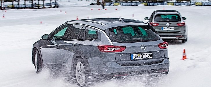 Opel Insignia Country Tourer drifting