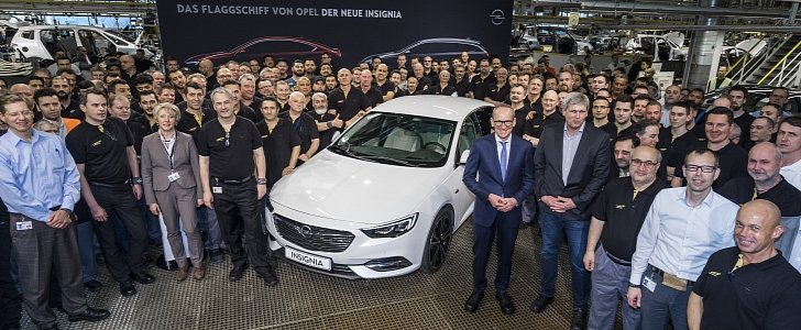 Team photo: The entire team behind the new Opel Insignia – designers, engineers and plants employees are proud of their new flagship
