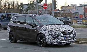 Opel Zafira Facelift Spied with Revealing Camouflage