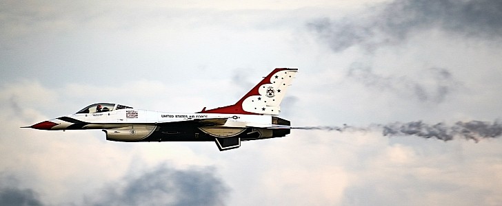 Smoking USAF Thunderbirds F-16 Fighting Falcon