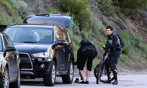 Orlando Bloom Again, This Time with a Mitsubishi Outlander GT