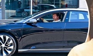 Orlando Bloom Is Now the Proud Owner of a Lucid Air, Drives Away in It