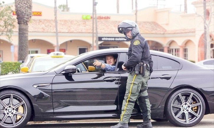 Orlando Bloom at the wheel of his new BMW 6-Series Gran Coupe getting pulled over for speeding