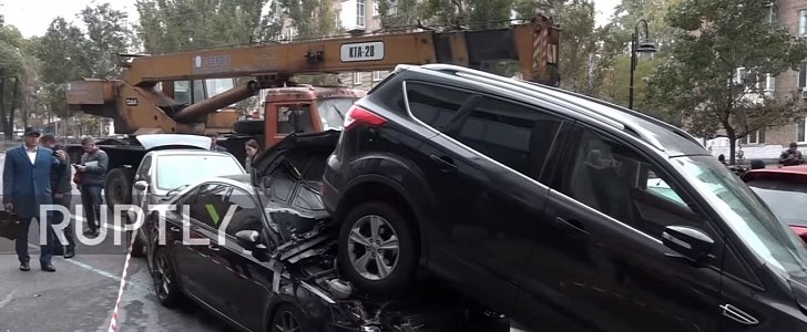 KAMAZ crane smashes into cars in Kiev, Ukraine, damages 18 and injures several people