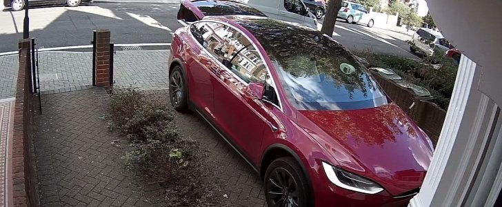 Owner of Tesla Model X remotely opens the trunk for delivery guy to leave packages