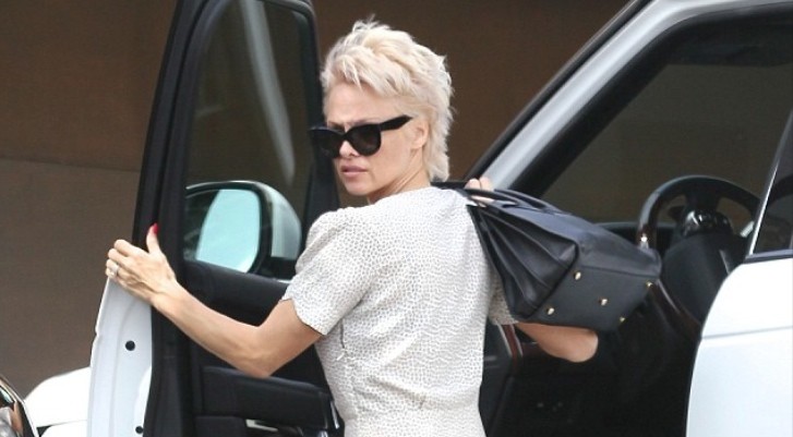 Pamela Anderson Drives Range Rover Barefoot