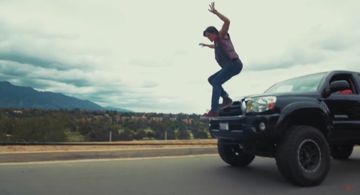 Parkour and Freerunning Stunts on Moving Fiat Abarth 500 Cars Are Impressive 