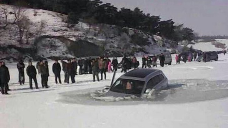 Three Passengers Escape Out of Sinking Audi Q7 as The Car Is Swallowed by Melting Ice