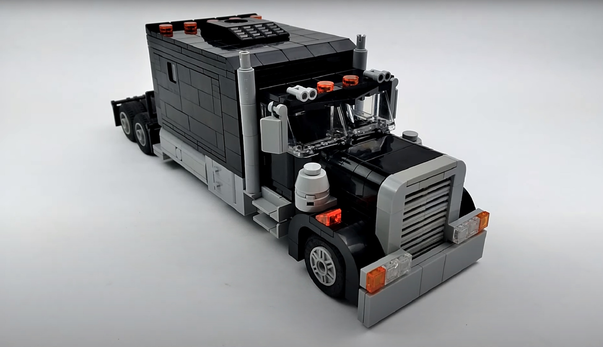 Peterbilt-Inspired Sleeper Semi-Truck Is a LEGO Artwork Comfort in Mind - autoevolution