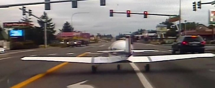 Small plane casually stops at red light after emergency landing on state road