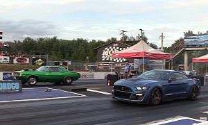 Plymouth Hemi Cuda Drags Ford GT500, Easily Sends Youngling Back to Race School
