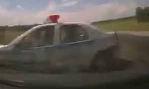 Police Car Fails to Give Way, Gets Rammed into Ditch