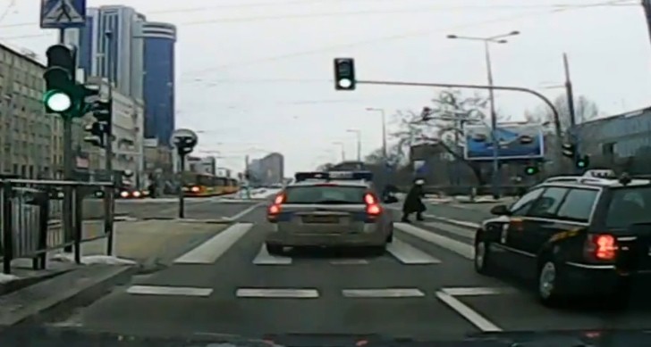 Polish Police Woman trying to run over pedestrian
