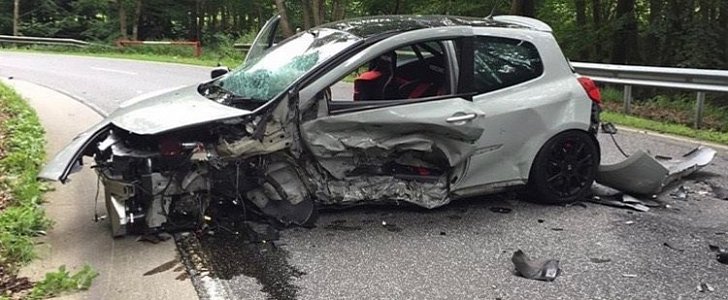 Porsche 911 Crashes into Clio RS after Speeding Outside Nurburgring