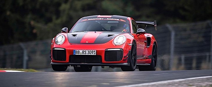 Porsche 911 GT2 RS MR on the track