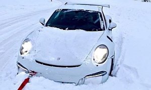 Porsche 911 GT3 RS Burried in the Snow Is a White Monster