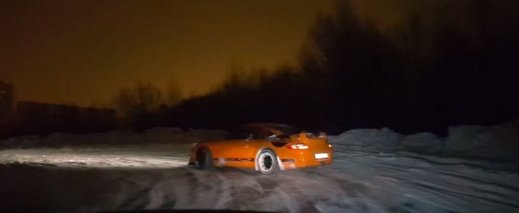 Porsche 911 GT3 RS Drifting on Ice