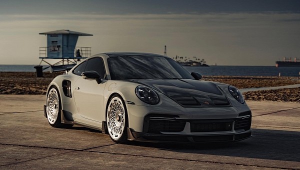 Porsche 911 Turbo S Doesn't Care About Lady Winter, Rides Custom on  Aerodiscs - autoevolution