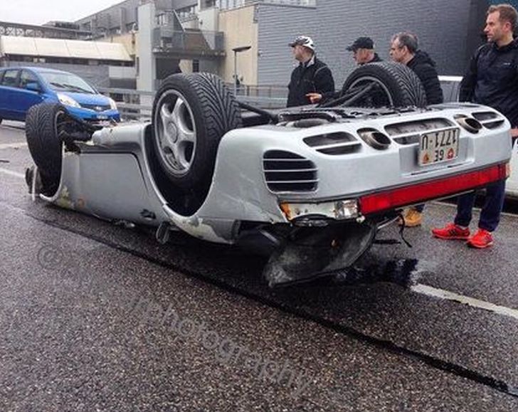 Porsche 959 flips over in severe Geneva crash