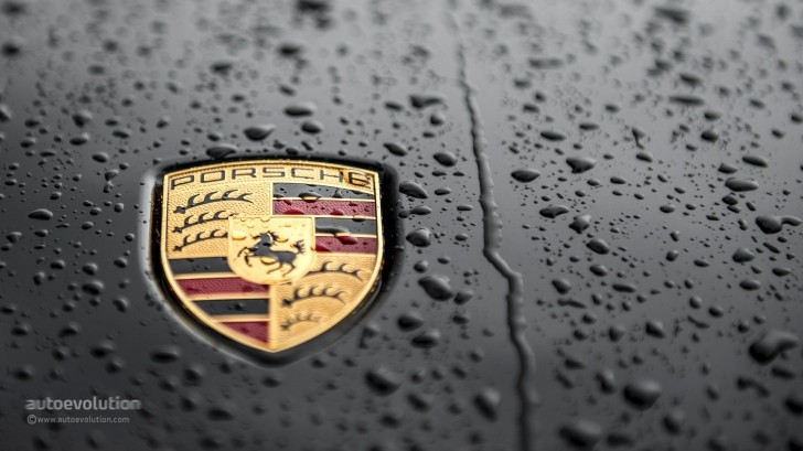 Porsche badge on Macan