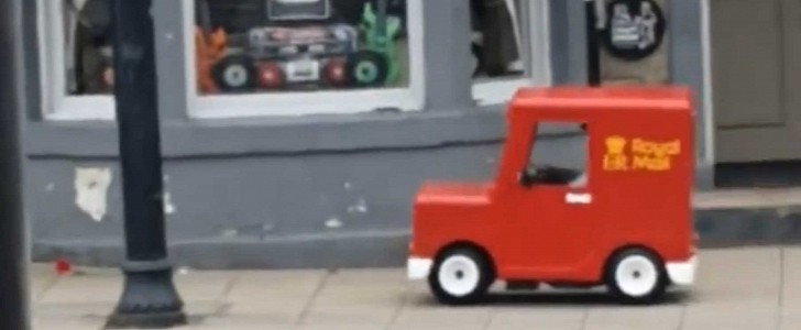 Postman Pat replica becomes local celebrity in UK town
