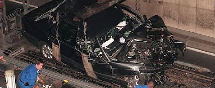 The wreck of the Mercedes in which Princess Diana traveled