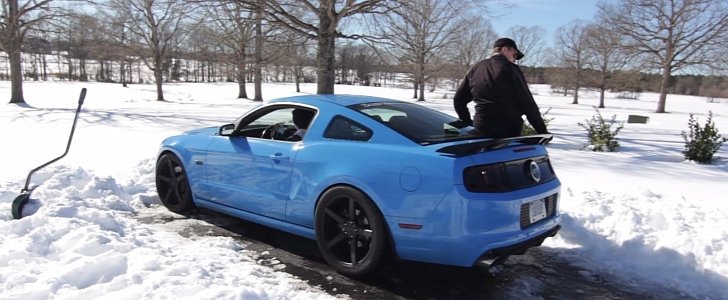 Smurf the GT Mustang fighting with snow