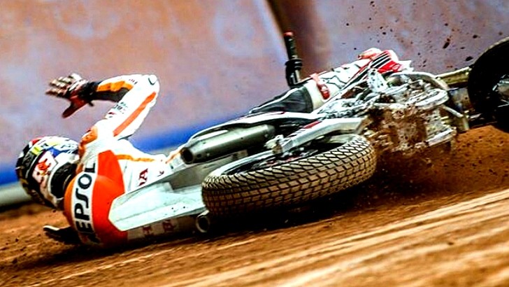 Marquez breaks right fibula in dirt track crash