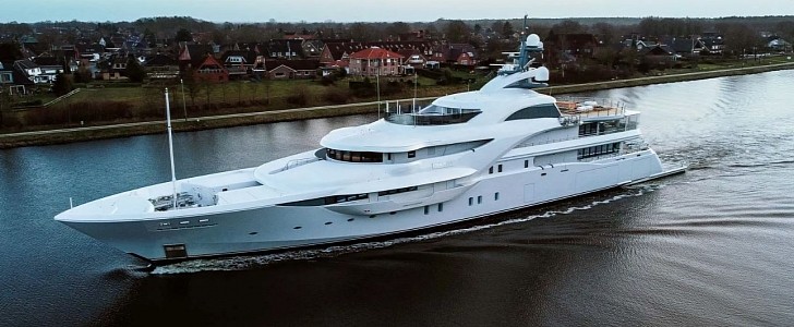 Graceful is a 270-foot tri-deck superyacht estimated at $100 million and owned by Putin