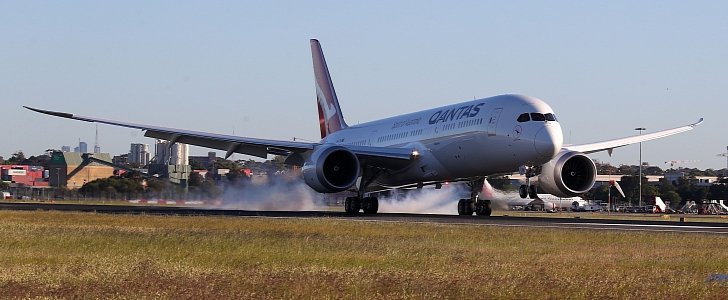 Qantas Boeing 787 landing in Sydney after taking off from New York