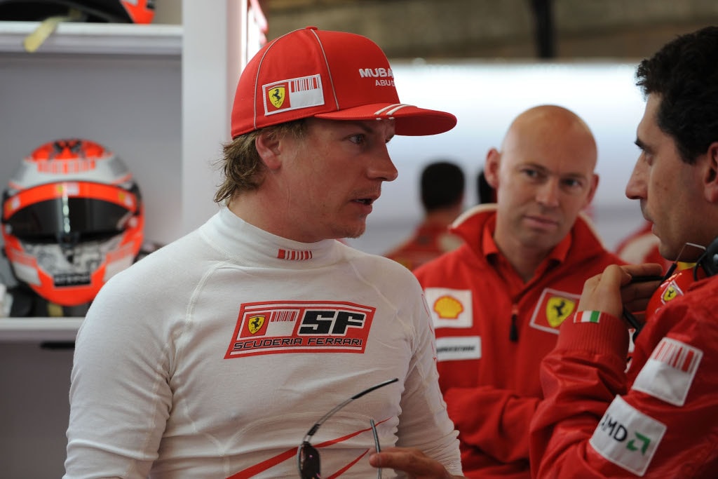 Kimi Raikkonen talking to Ferrari mechanics