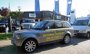 Range Rover Lists Flaws in Front of Dealership
