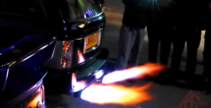 Range Rover Shoots Massive Exhaust Flames: Now We Die Happy