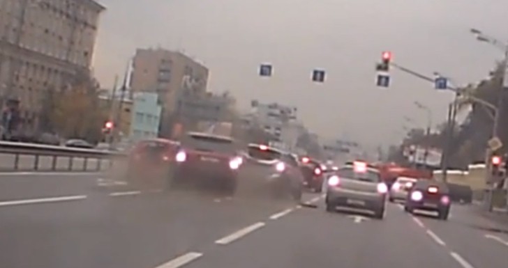 Range Rover Sport Rams a Whole Cue of Cars in Russia