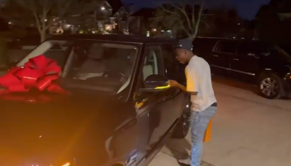 rapper polo g gifts his 16 year old brother trench baby a 2022 range rover for christmas 177508 1