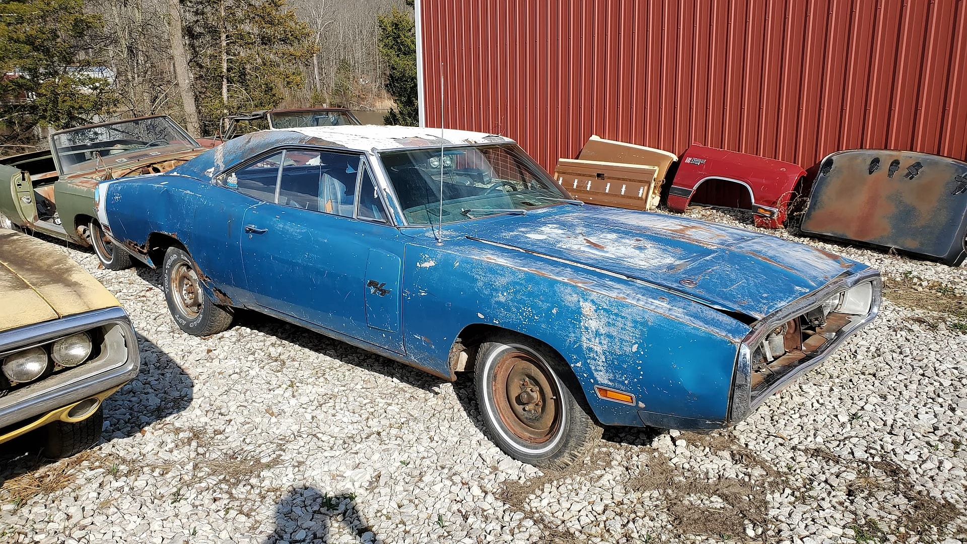 Rare 1970 Dodge Charger R/T Pops Up in a Field, Rocks Numbers-Matching 440  Six Pack - autoevolution