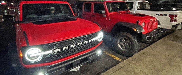 2021 Ford Bronco Wildtrak next to Jeep Wrangler JKU