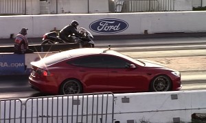 Red Tesla Model S Plaid Drags Hayabusa, 720S, Corvette, and Simply Cannot Beat All