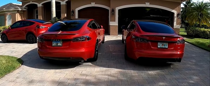 Red Tesla Model S Plaid vs. red Tesla Model S Raven weight and roll race comparison
